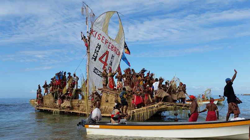 The lagatois set sail from Manubada Island at  8am, finally reaching Ela Beach at just after  9am.