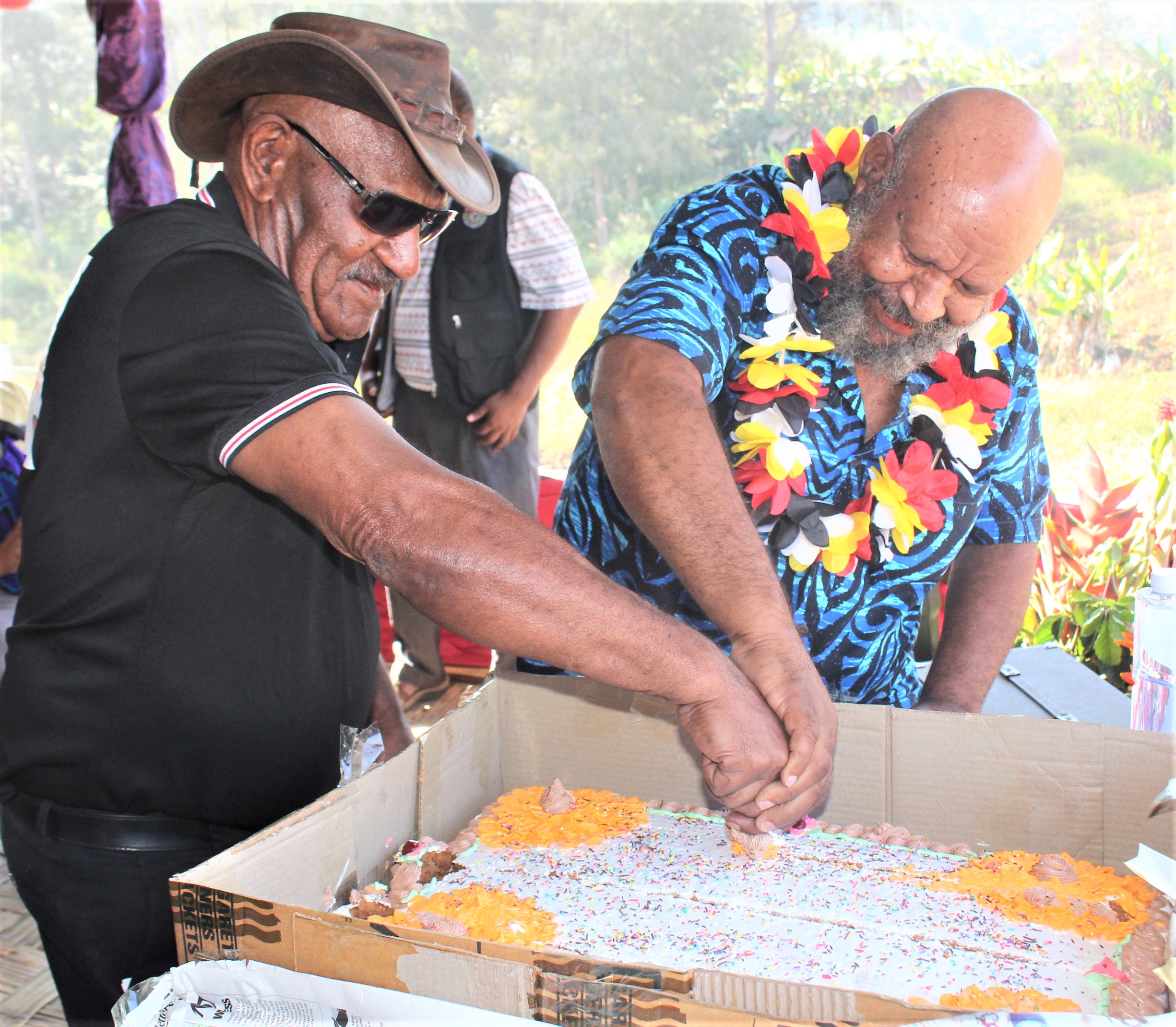 Eastern Highlands PHA Deputy Chairman Tau Amevo and Member for Kainantu and Mining Minister Johnson Tuke cutting the ceremonial cake. Photo Credit: Sape Metta