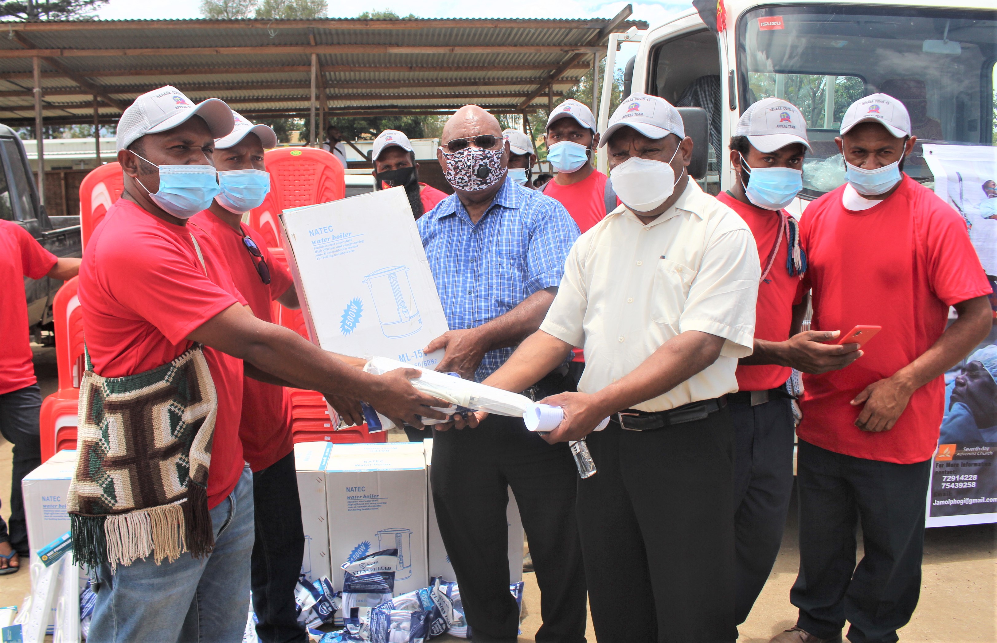 Members of the National Eastern Highlands Adventist Students Association during handover of gifts and donations to the Goroka Hospital in October 2021.