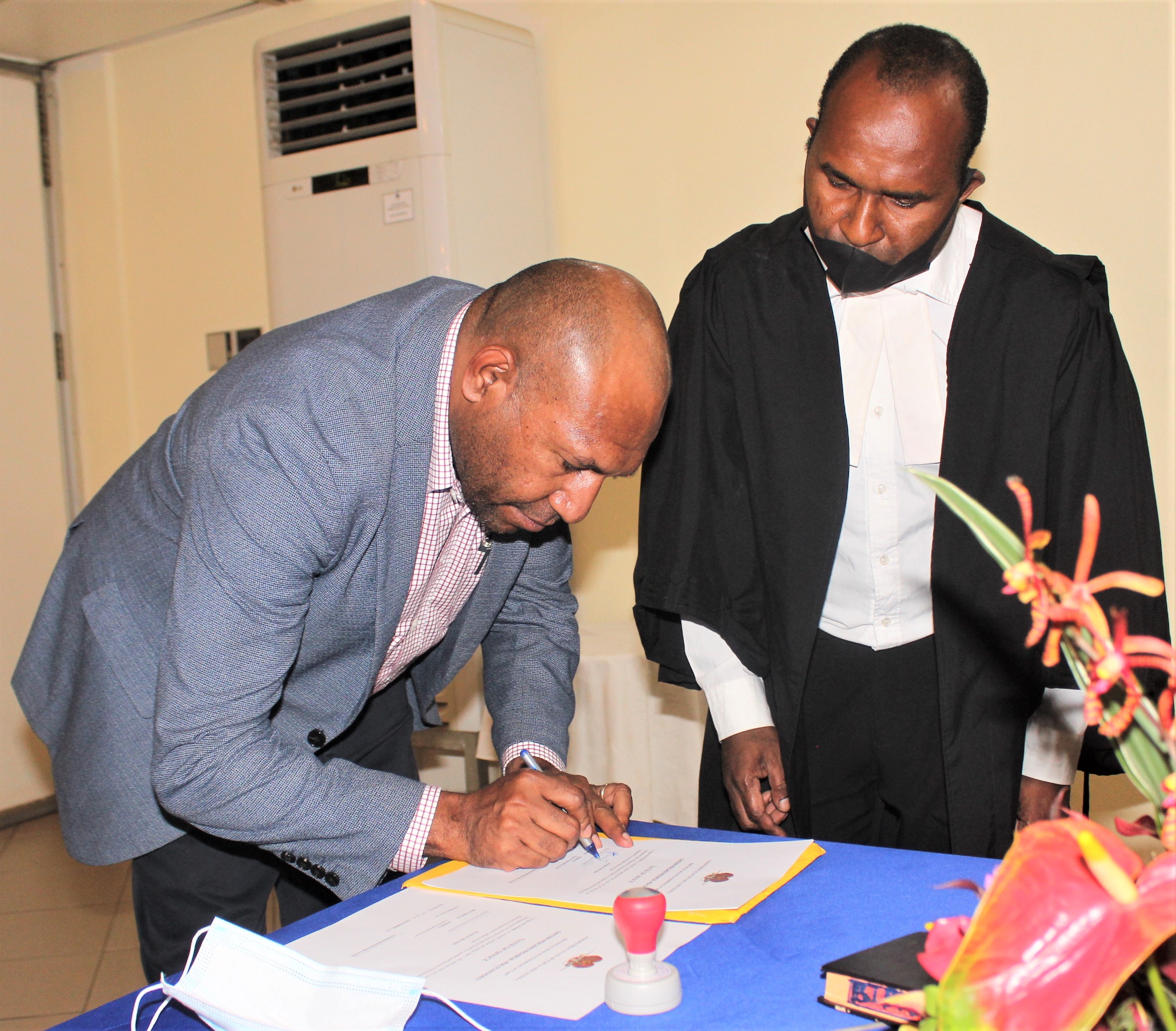 Legal officer of the National Department of health Steven Jolawara witnessed the swearing-in of Fego Otta Kiniafa signing legal instruments as the new Chairman for the Eastern Highlands Provincial Health Authority