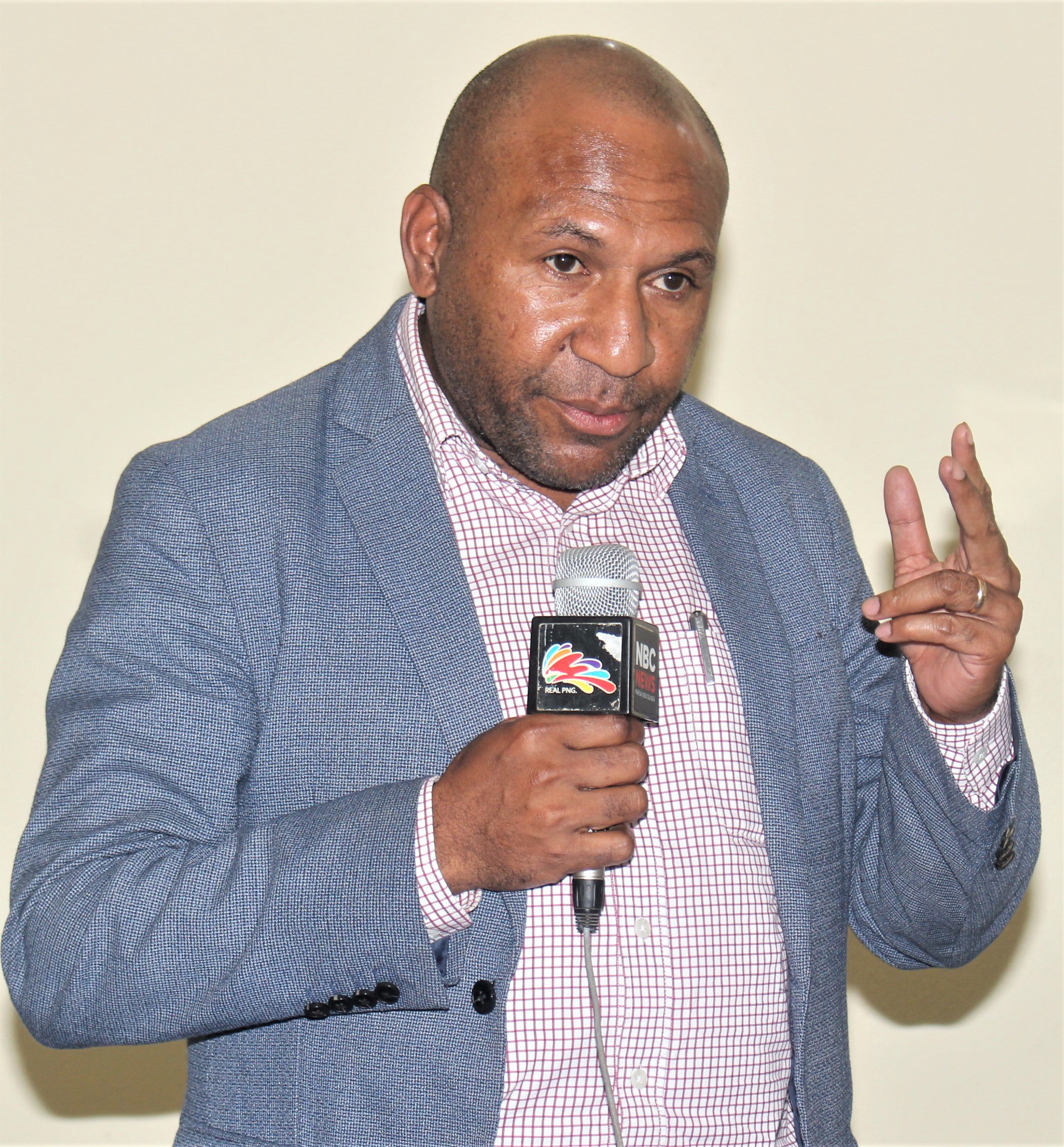 Legal officer of the National Department of health Steven Jolawara witnessed the swearing-in of Fego Otta Kiniafa signing legal instruments as the new Chairman for the Eastern Highlands Provincial Health Authority